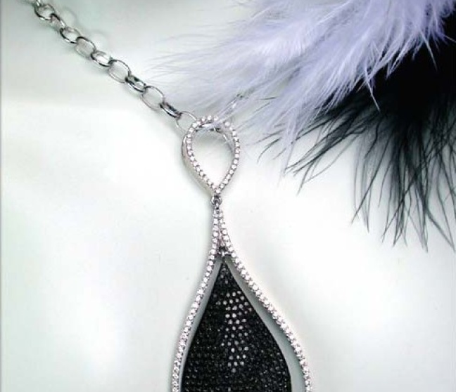 Halskette mit schwarzen Diamanten