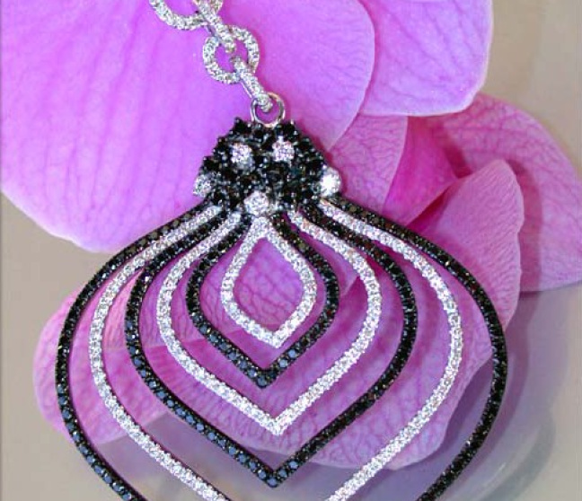 Brillanten Collier mit schwarzen Diamanten
