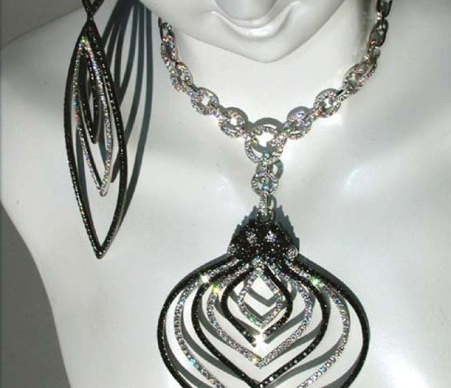 Brillanten Collier mit schwarzen Diamanten