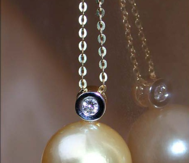 goldene Südseeperle Anhänger mit Brillant an Kette