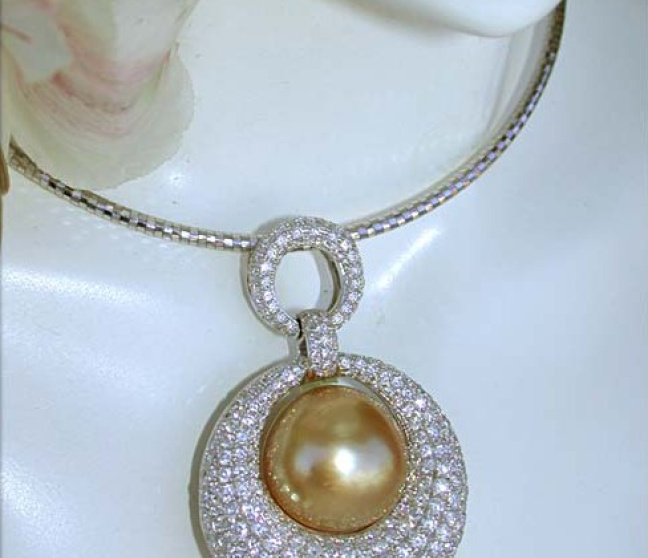 Brillanten Anhänger mit goldener Südseeperle