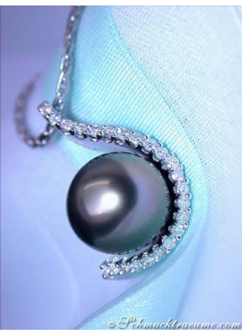 Attractive Tahitian Pearl Pendant with Diamond Collar