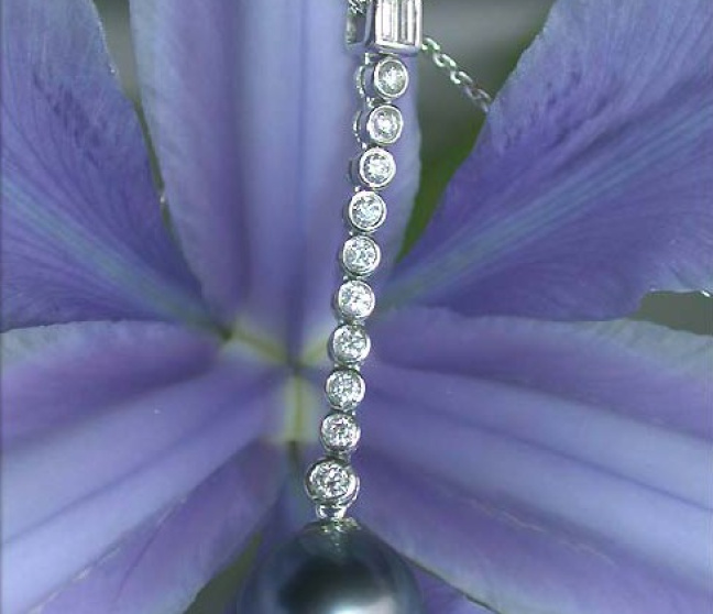langer Tahitiperle Anhänger mit Brillanten