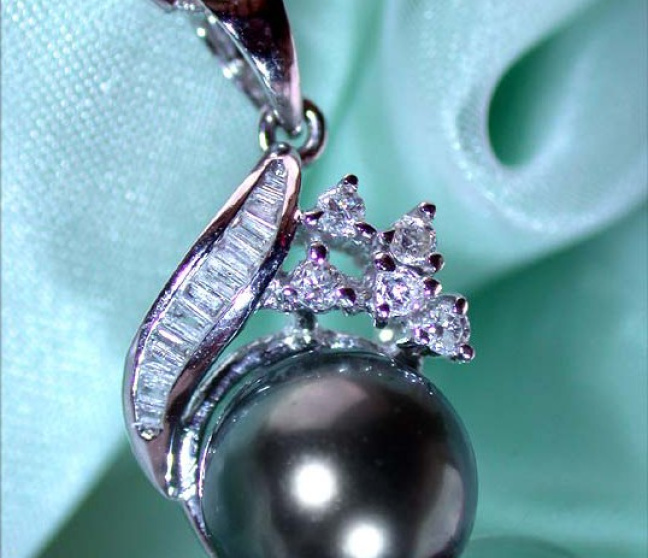 Femininer Tahitiperle Anhänger mit Diamanten