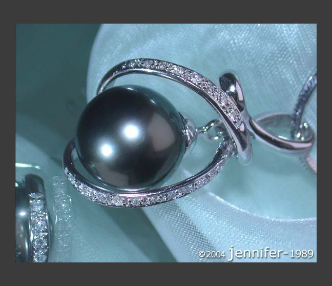 Zarter Tahitiperle Anhänger mit Diamanten in Weißgold Körbchen