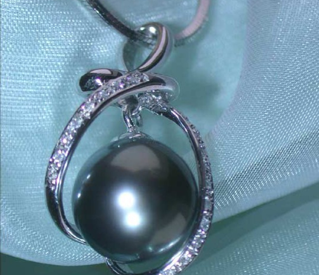 Zarter Tahitiperle Anhänger mit Diamanten in Weißgold Körbchen