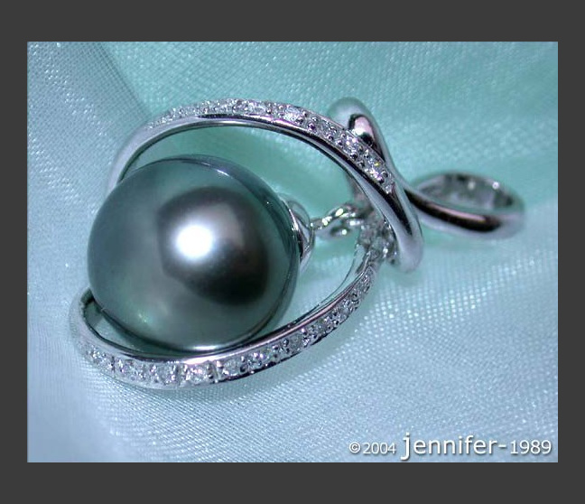 Zarter Tahitiperle Anhänger mit Diamanten in Weißgold Körbchen