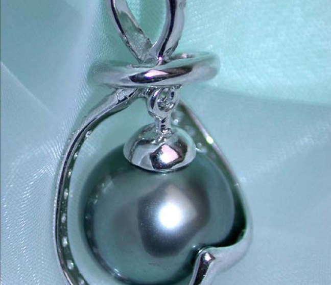 Zarter Tahitiperle Anhänger mit Diamanten in Weißgold Körbchen