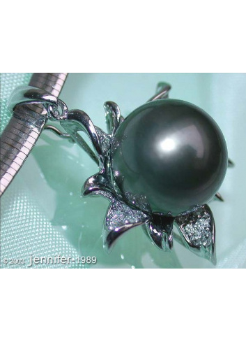 Pretty Tahitian Pearl Pendant with Diamonds (Blossom Style)