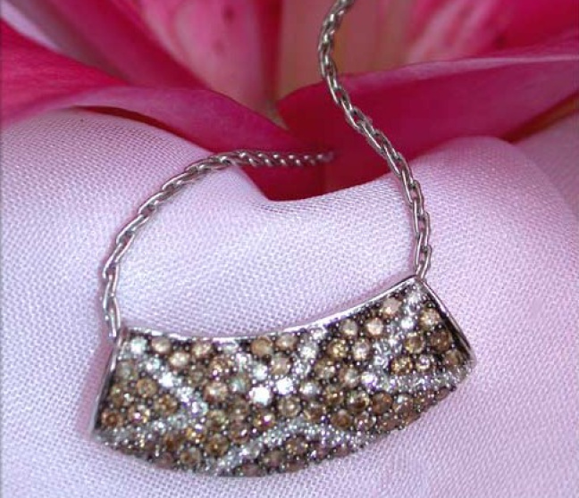 Anhänger mit braunen Diamanten