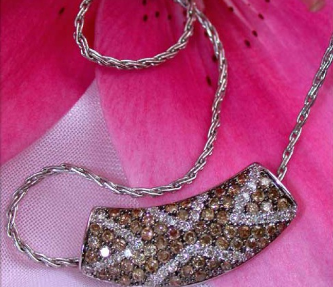 Anhänger mit braunen Diamanten