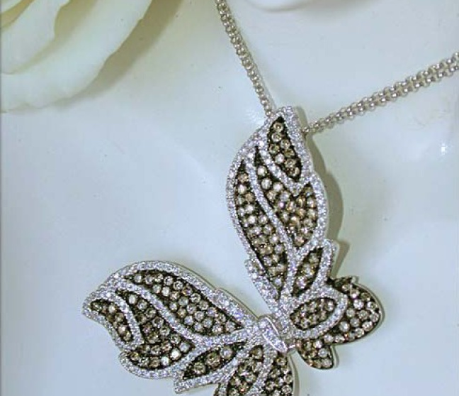 Schmetterling Anhänger mit naturbraunen & weißen Brillanten