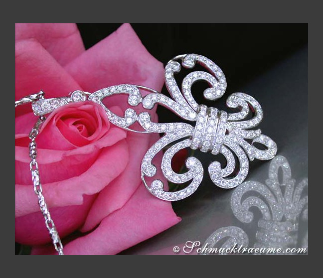 Antik-Style: Brillanten Anhänger Fleur de Lis