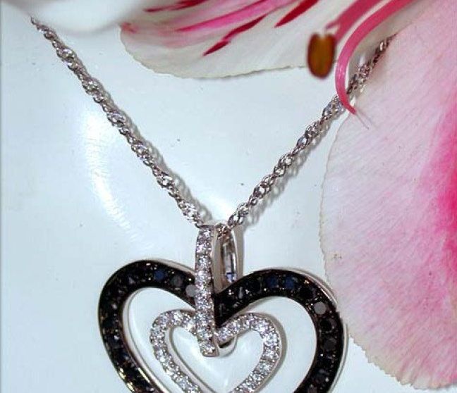 Brillanten & schwarze Diamanten Herz Anhänger