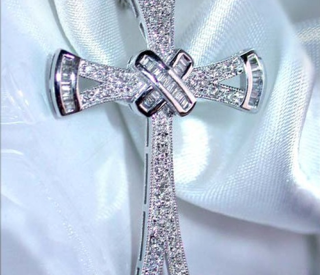 Ausgesuchter Diamanten Kreuz Anhänger in Weißgold