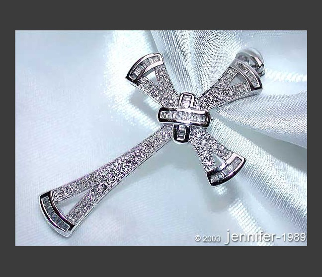 Ausgesuchter Diamanten Kreuz Anhänger in Weißgold
