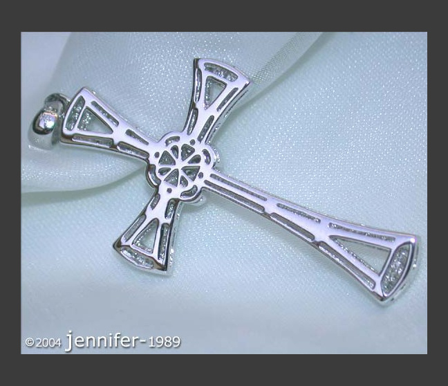 Ausgesuchter Diamanten Kreuz Anhänger in Weißgold