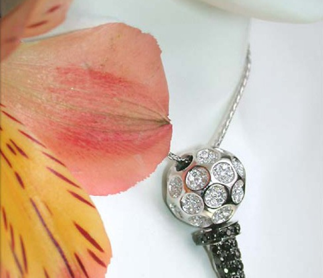 Golf Tee Anhänger mit schwarzen Diamanten & Brillanten