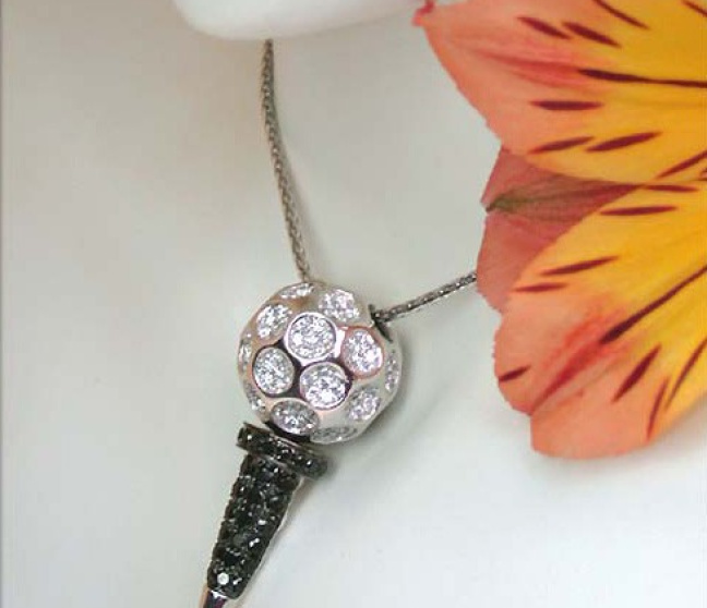 Golf Tee Anhänger mit schwarzen Diamanten & Brillanten