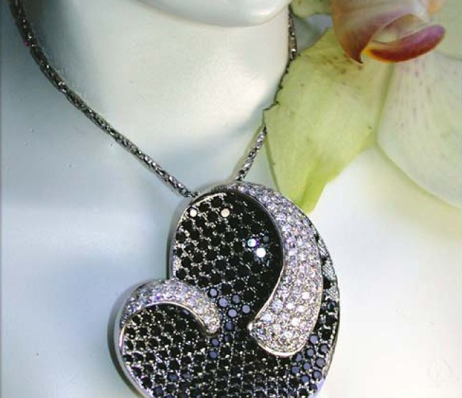 Herz Anhänger mit schwarzen Diamanten & Brillanten