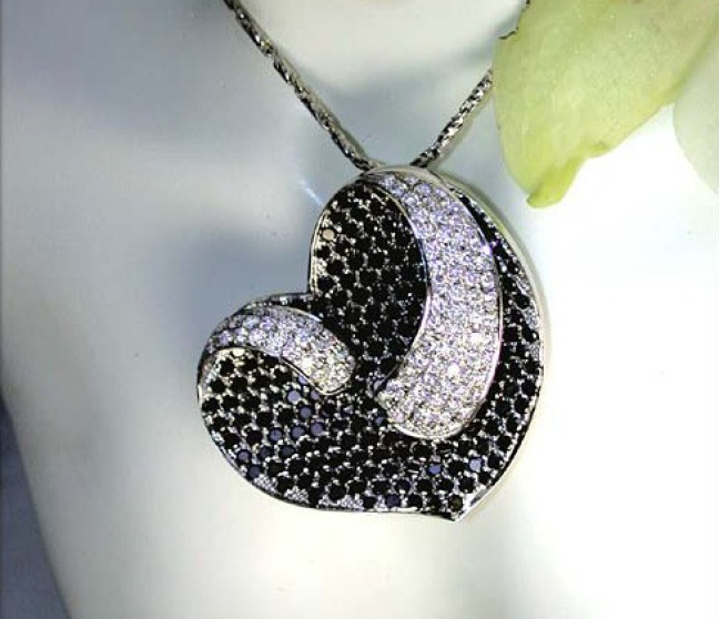 Herz Anhänger mit schwarzen Diamanten & Brillanten