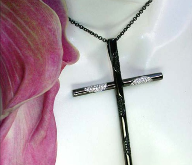 Kreuz Anhänger mit schwarzen Diamanten
