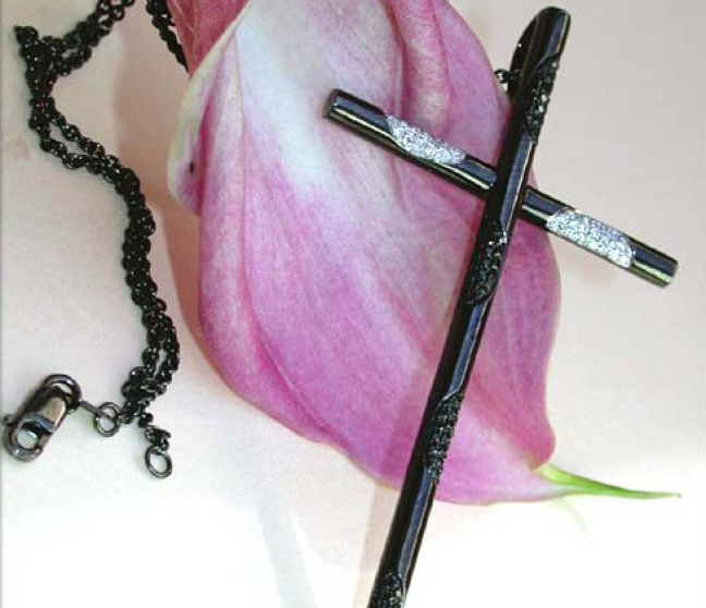 Kreuz Anhänger mit schwarzen Diamanten