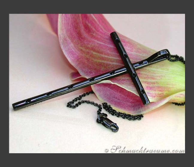 Kreuz Anhänger mit schwarzen Diamanten