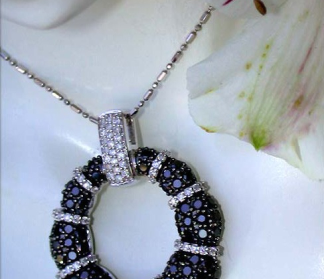 Anhänger mit schwarzen Diamanten in Weißgold 585