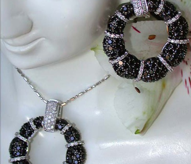 Anhänger mit schwarzen Diamanten in Weißgold 585
