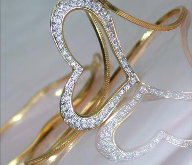 Herz Anhänger mit Diamanten in Gelbgold
