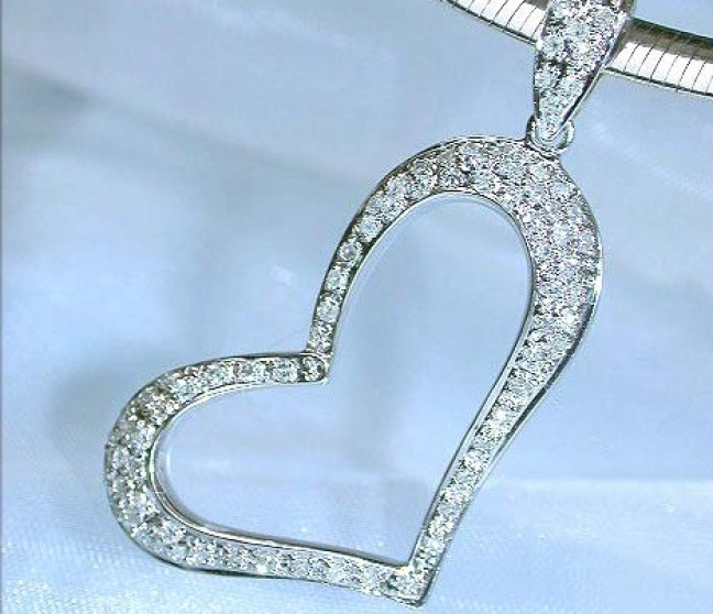 Bezaubernder Herz Anhänger mit Diamanten in Weißgold