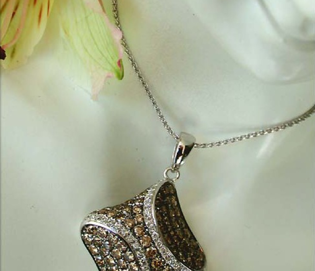 Anhänger mit braunen Diamanten