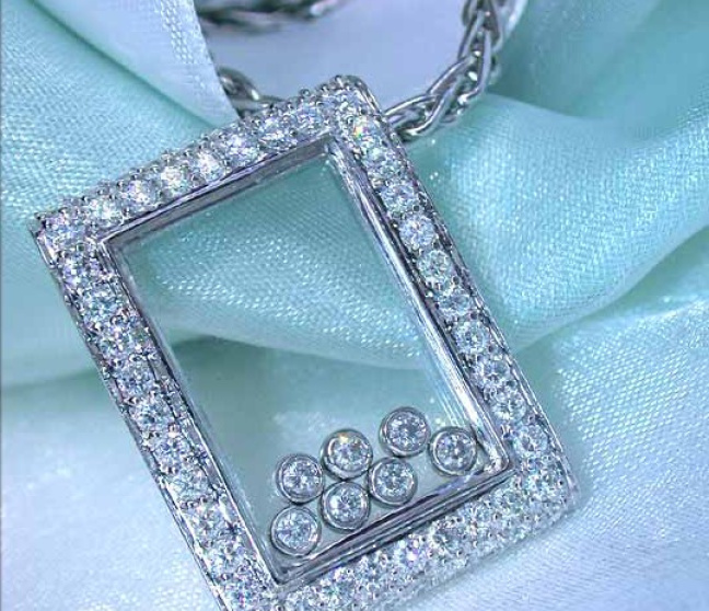 Brillanten Anhänger hinter Glas