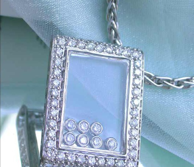 Brillanten Anhänger hinter Glas