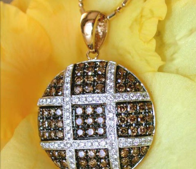 Anhänger mit braunen Diamanten