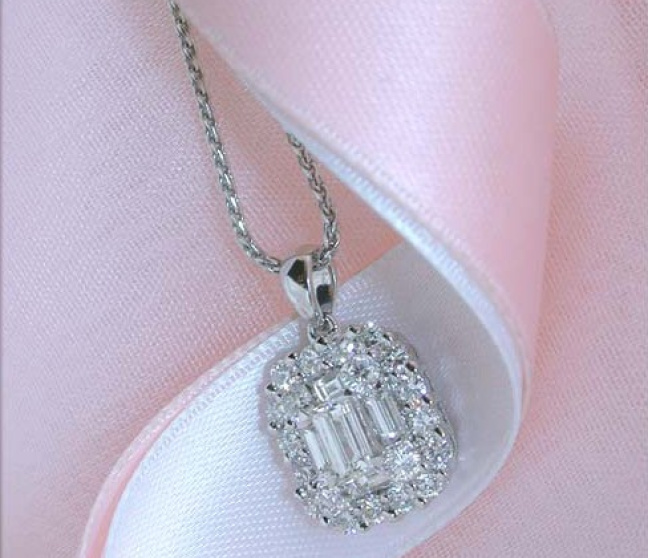 Brillanten Anhänger mit Baguette Diamanten