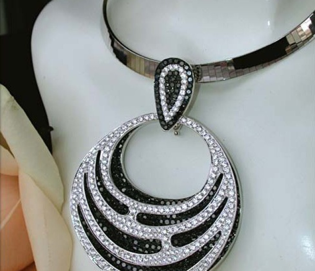 Anhänger mit schwarzen Diamanten & Brillanten
