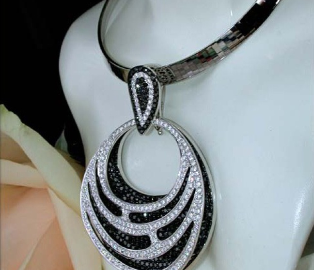 Anhänger mit schwarzen Diamanten & Brillanten