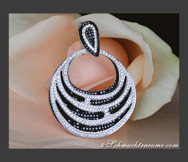 Anhänger mit schwarzen Diamanten & Brillanten