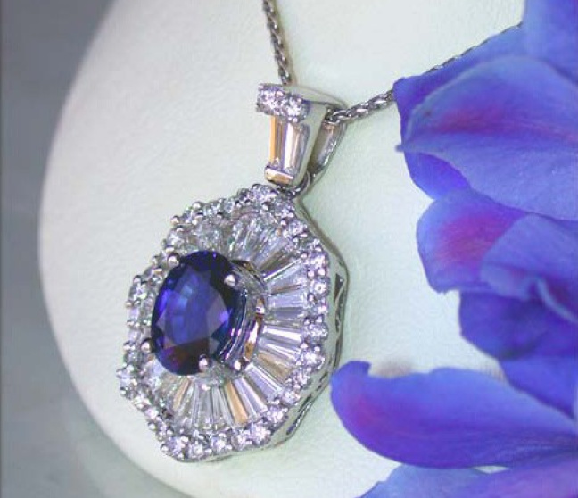Ceylon Saphir Anhänger mit Diamanten