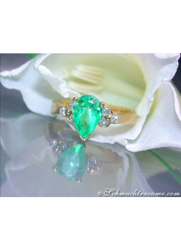 Magnificent Emerald Pear Ring with Diamons