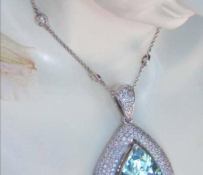 Aquamarin Anhänger mit Brillanten