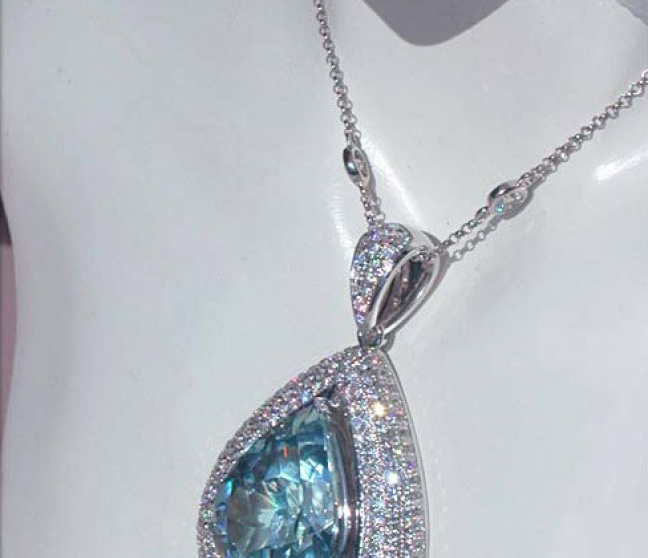 Aquamarin Anhänger mit Brillanten