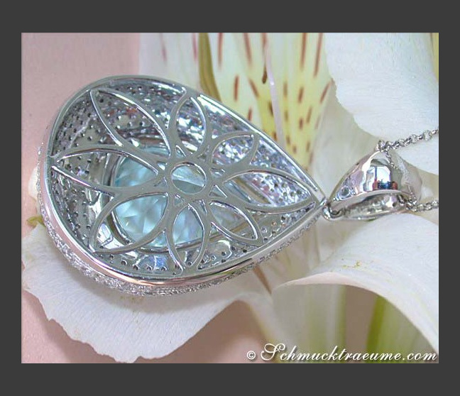 Aquamarin Anhänger mit Brillanten