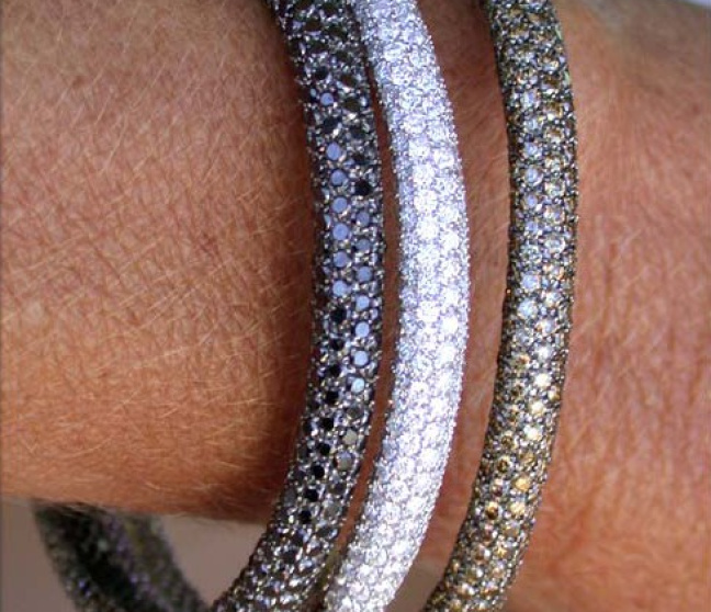Armreifen mit weißen und naturbraunen Brillanten sowie schwarzen Diamanten
