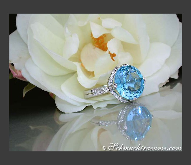 Blautopas Ring mit Brillanten