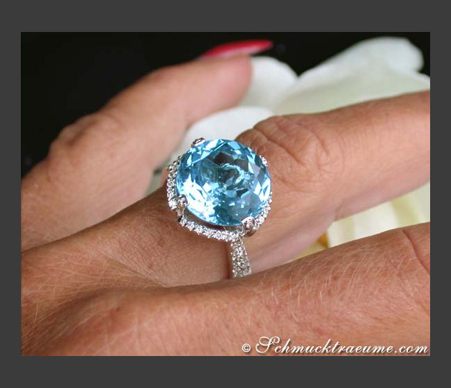 Blautopas Ring mit Brillanten
