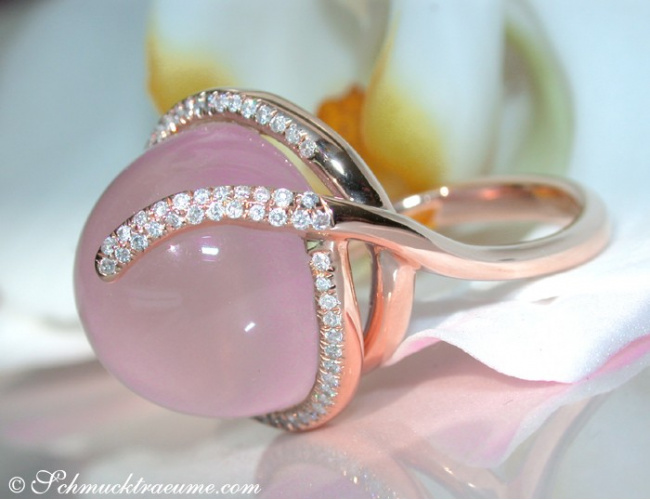 Beautiful Rose Quartz Diamond Ring