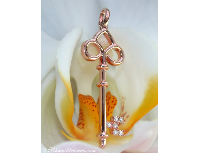 Cute Diamond Key Pendant in Rose gold 18k